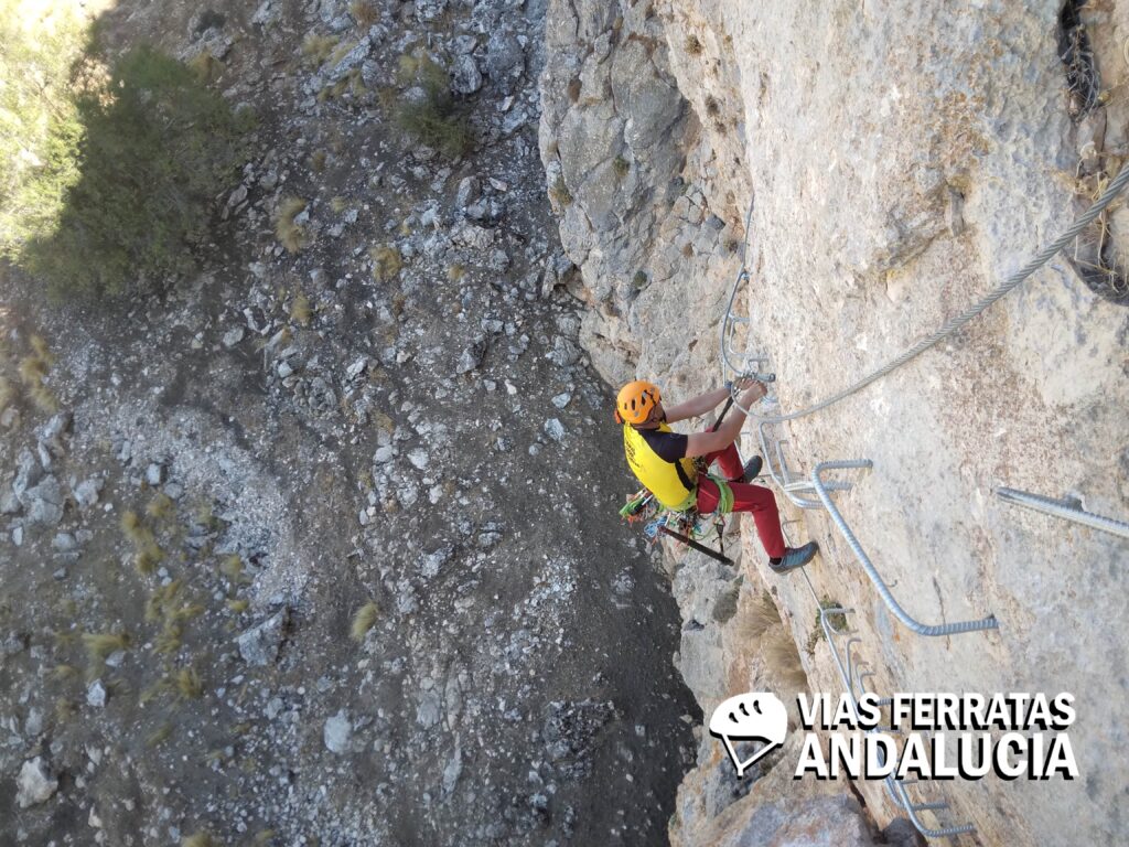 extraplomo en la vía ferrata zafarraya