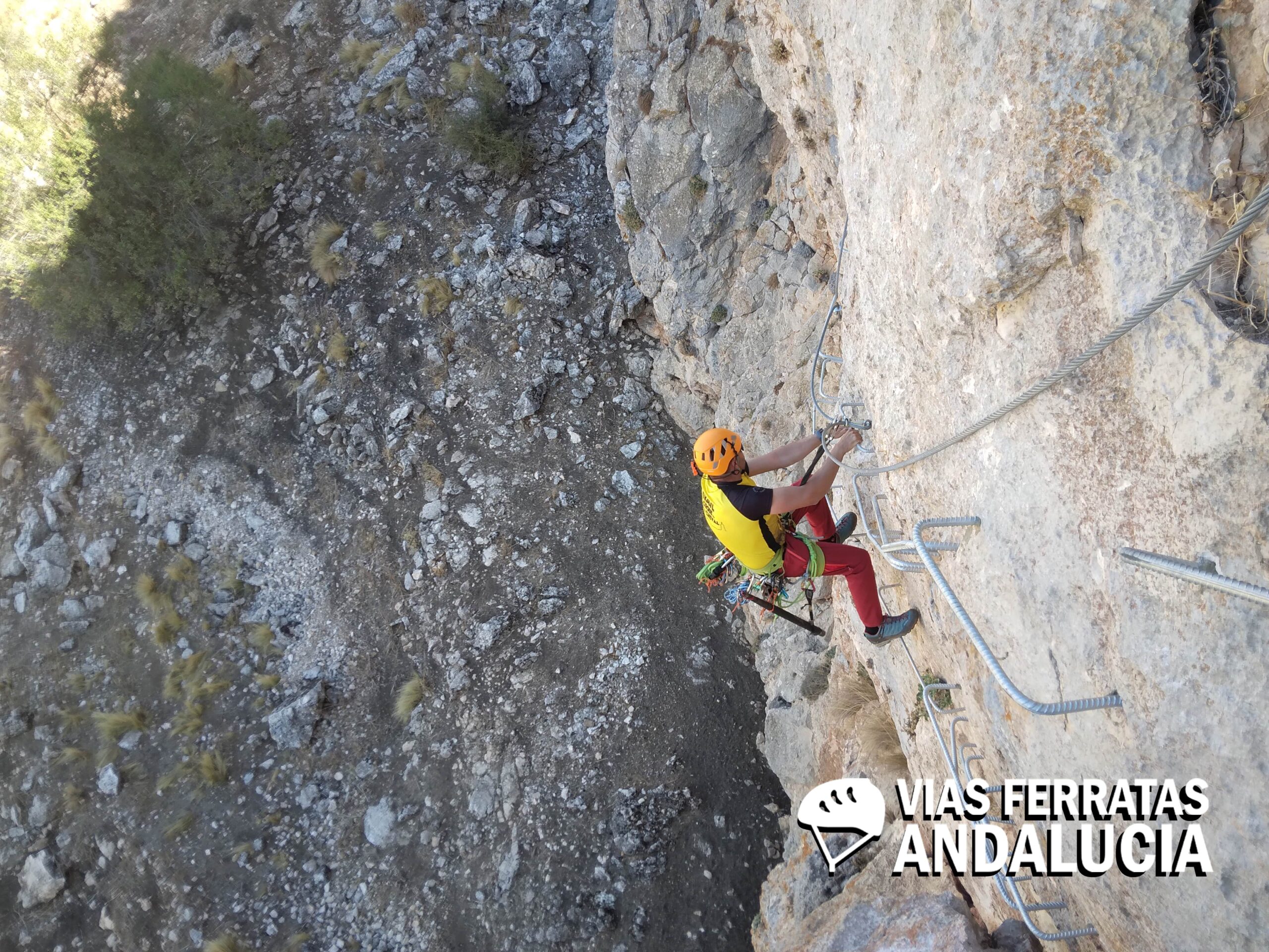 extraplomo en la vía ferrata zafarraya