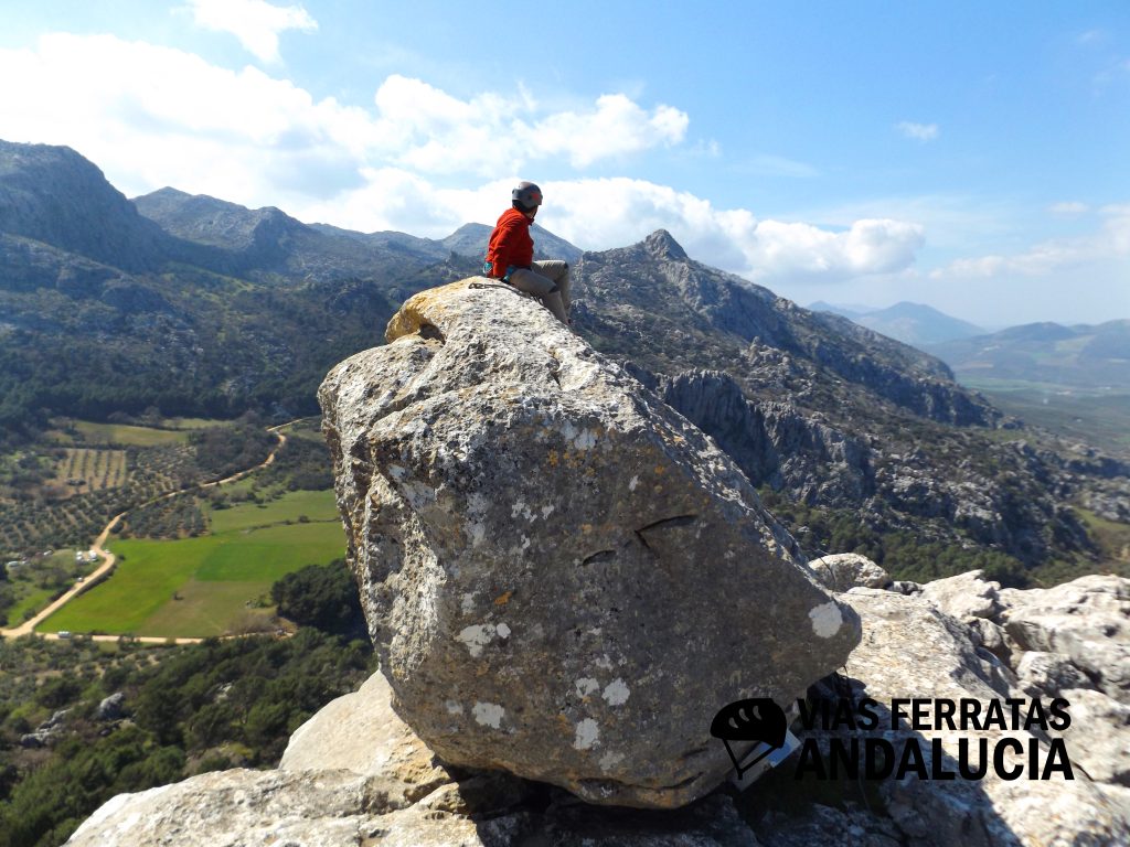 En la cumbre escalada Villanueva del Rosario Ferrata de la Bola