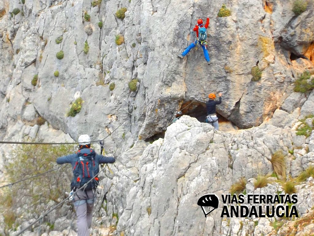 Puente Colgante y Escalones vía Ferrata John Hogbin