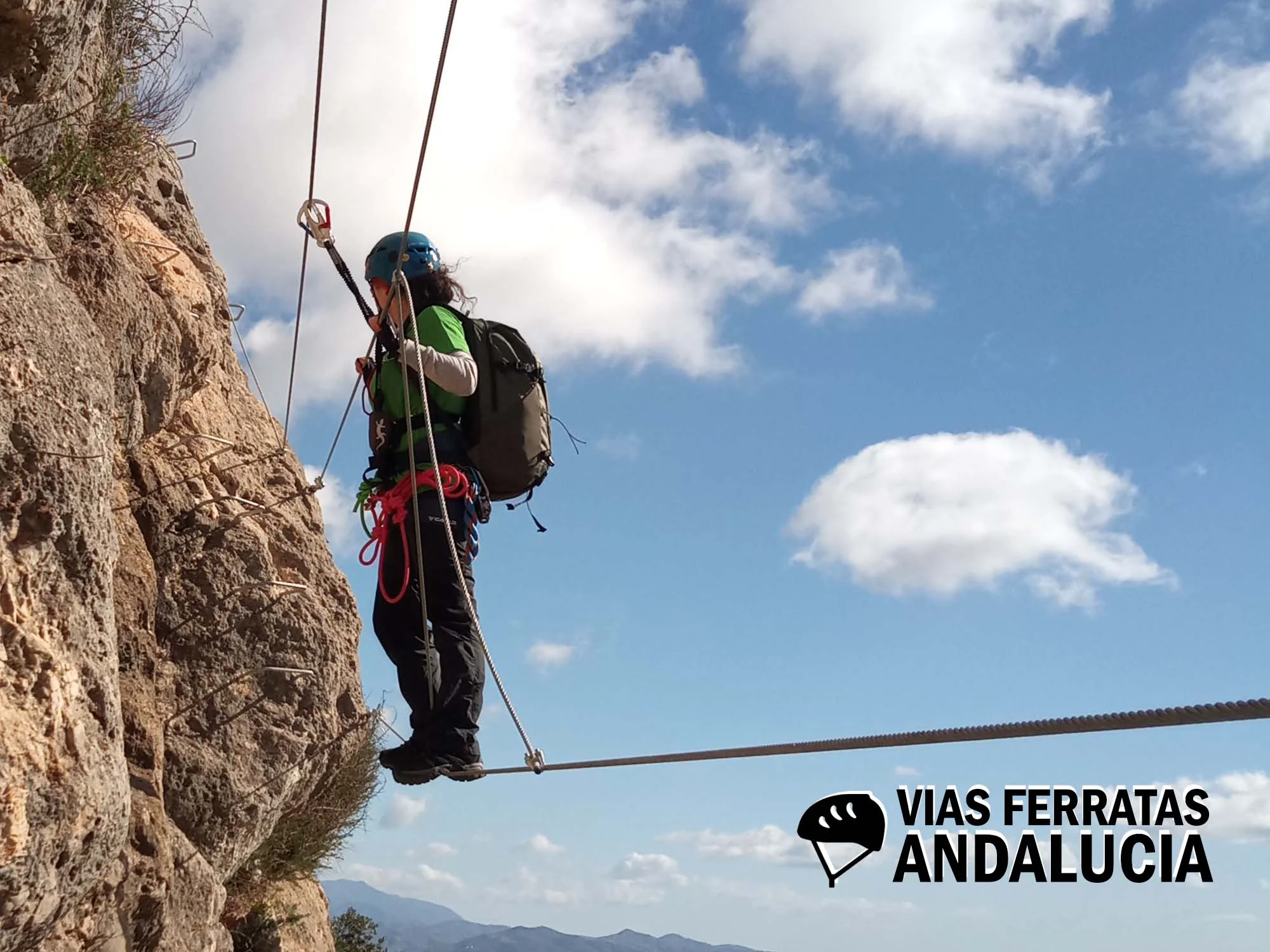 Puente colgante de mono de la Vía Ferrata en Comares, Málaga